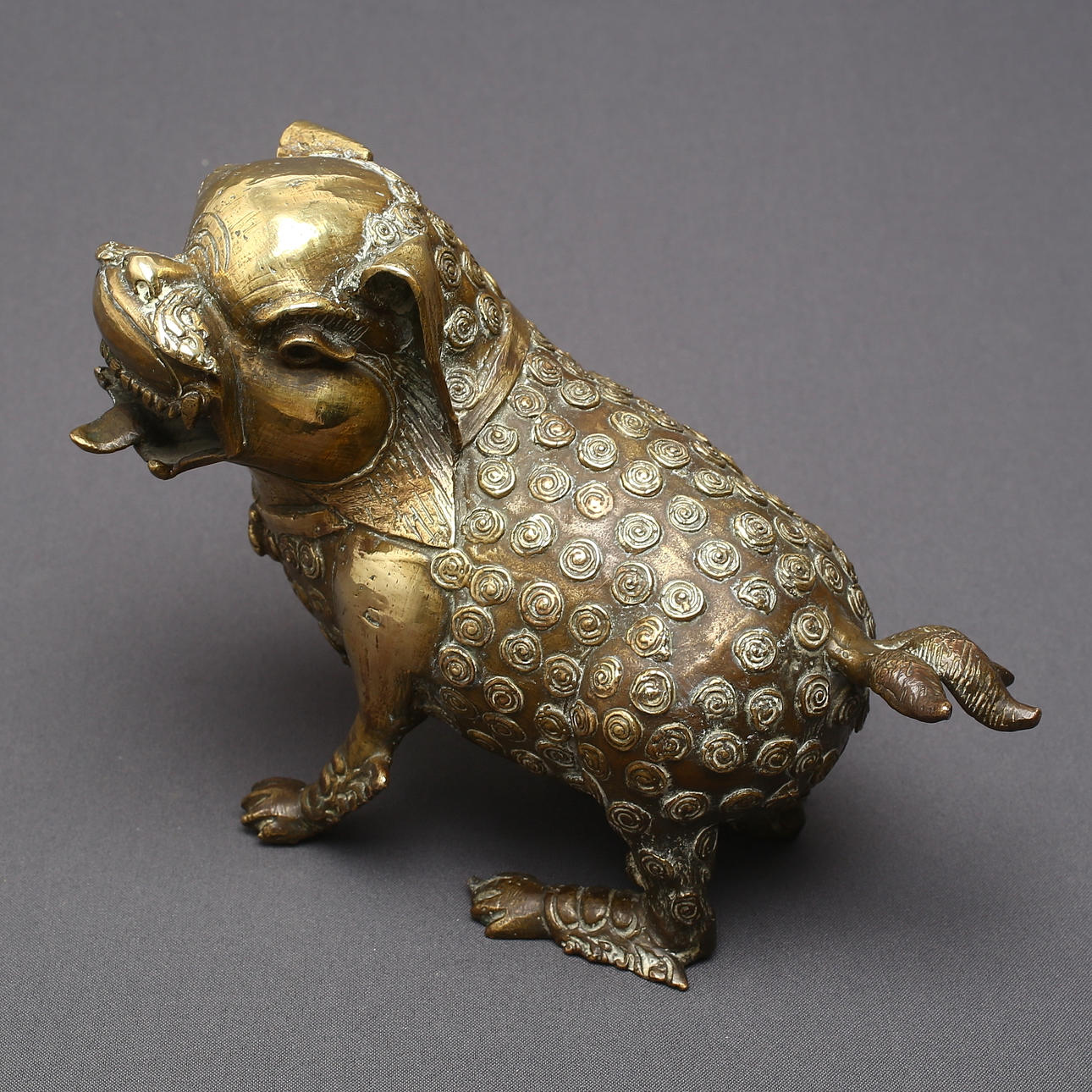 TEMPELHUND, mässing, orientalisk.