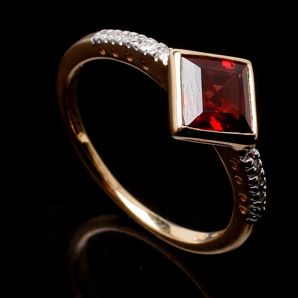 RING, 10K gold, garnet and diamonds.
