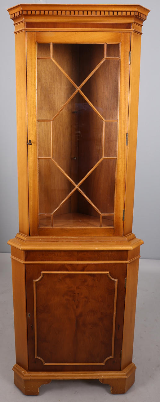 HÖRNSKÅP, engelsk stil i ljus fanér, 1950/60-tal.