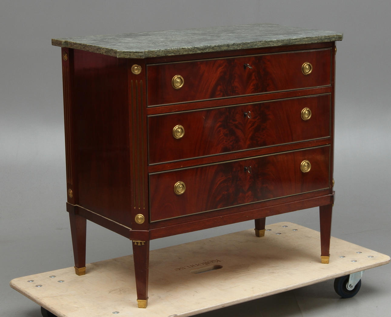 BYRÅ med stenskiva, gustaviansk stil, 1900-tal.