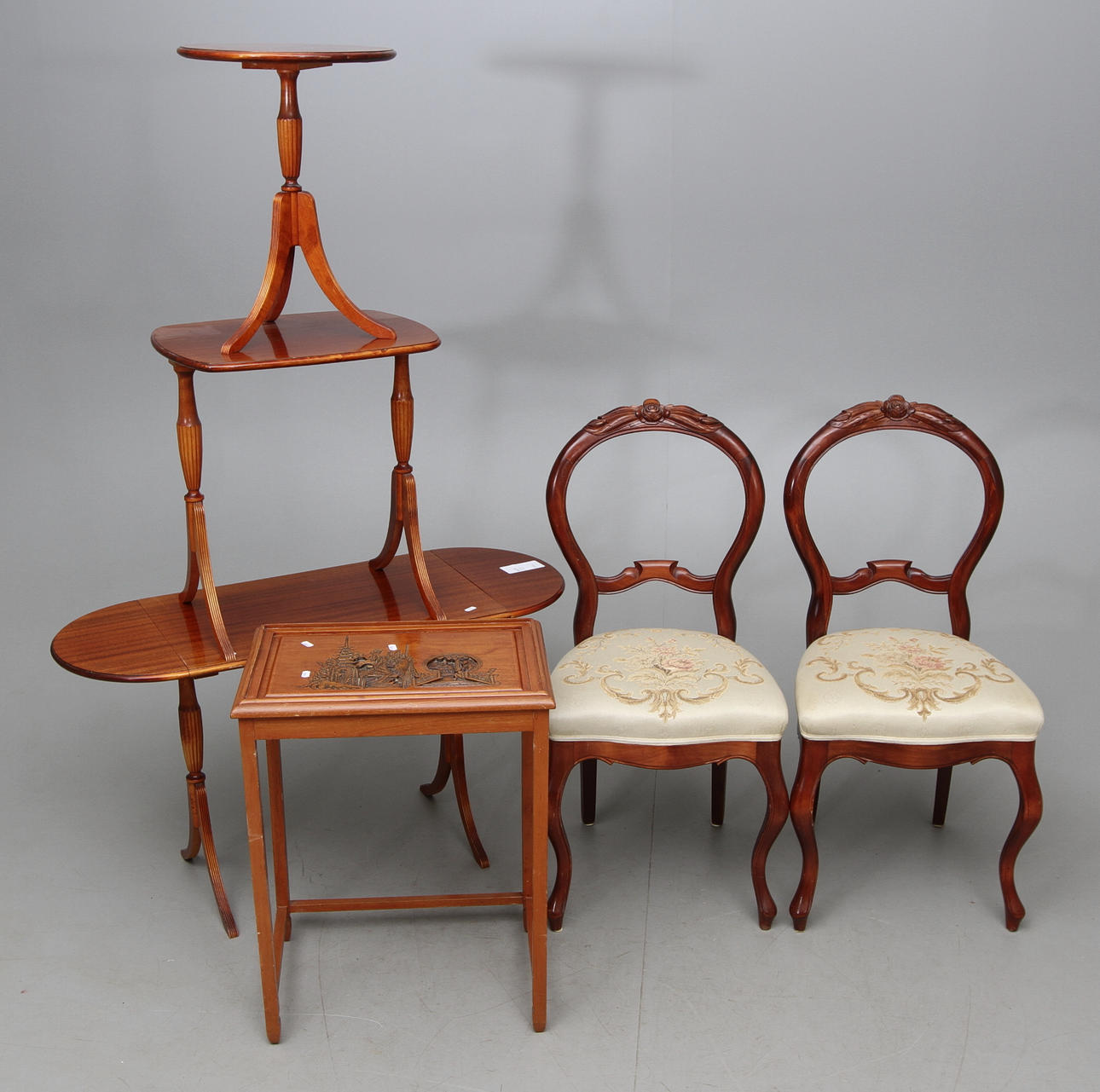 MÖBLER, 4 del, satsbord, stolar ett par nyrokoko stil, samt bord.