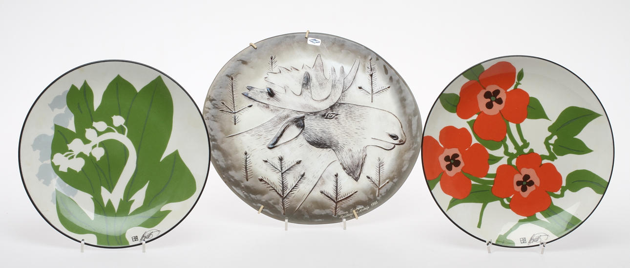 VÄGGFAT glas Oiva Toikka "Fauna Fennica" Nuutajärvi samt FAT 2 st "Floria" Arabia.