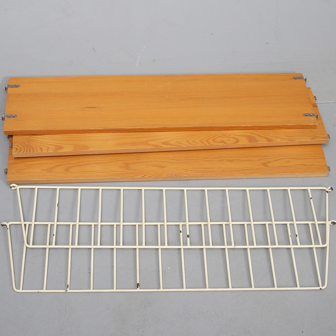 HYLLA, "Stringhylla", vita gavlar.