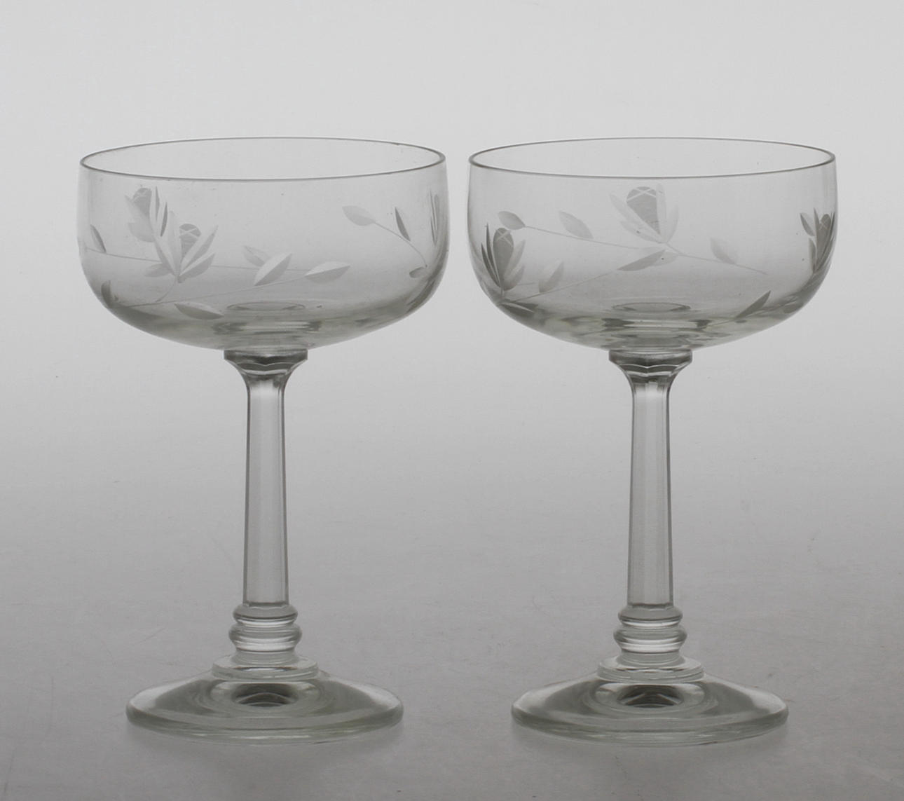 CHAMPAGNEKUPOR, 12 st, med slipad dekor av blad, 1900-talets andra hälft.