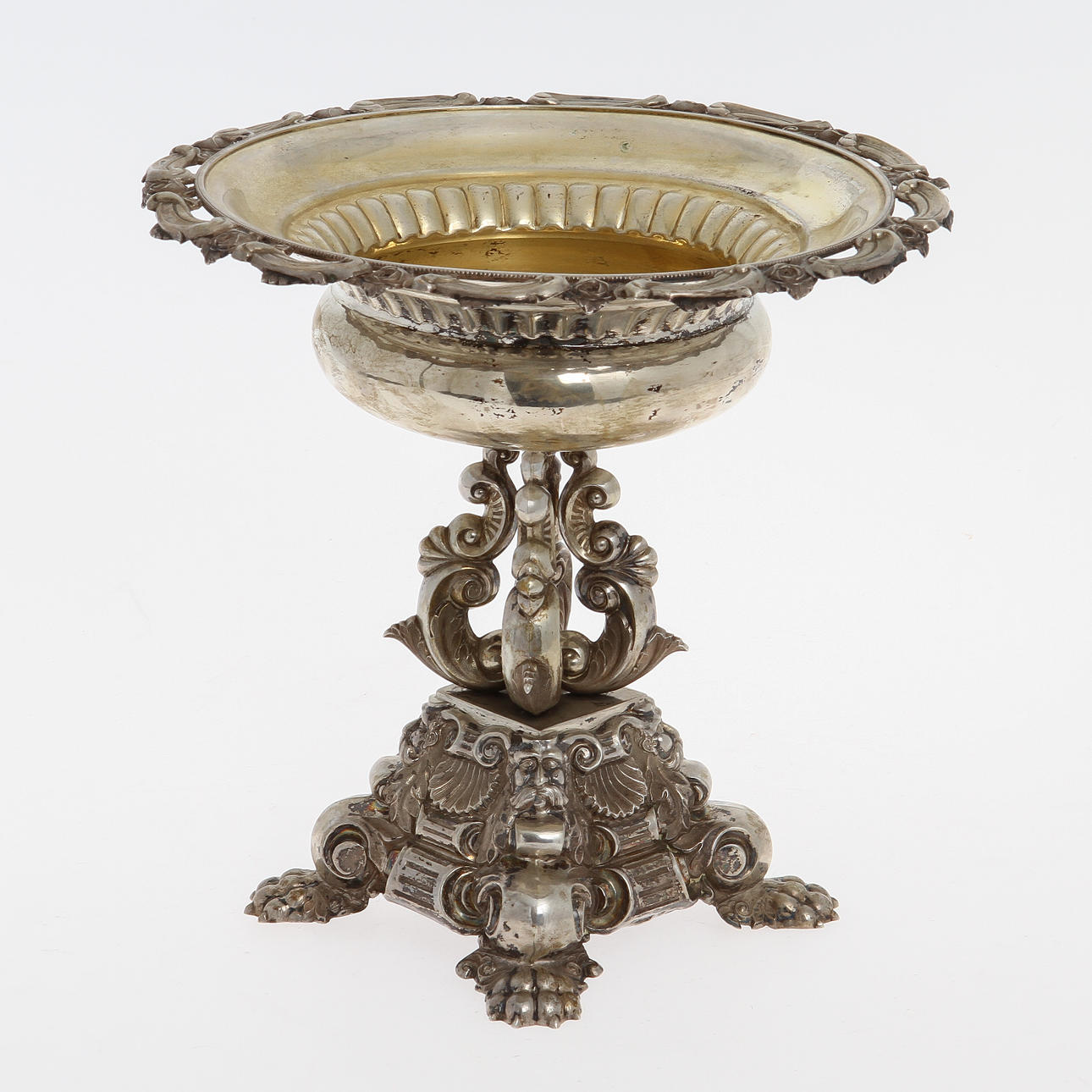 SKÅL PÅ FOT, silver med invändig förgyllning. Otydliga stämplar, sannolikt 1800-talets slut. Vikt ca 420 gram.