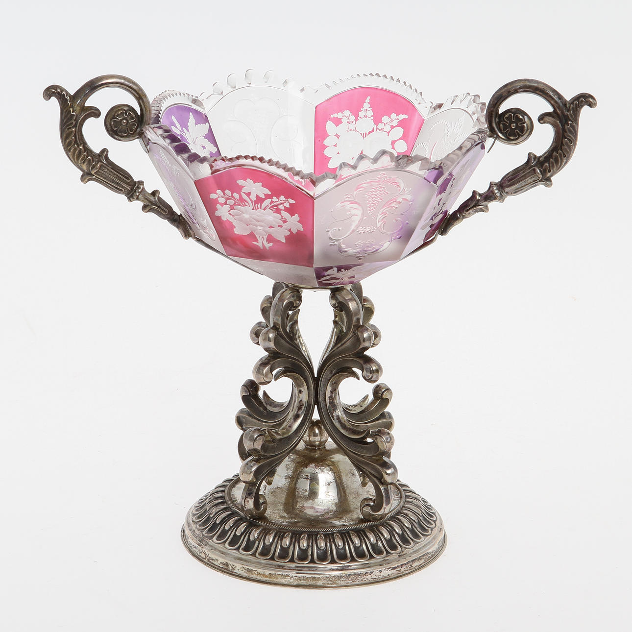 SKÅL PÅ FOT med hänklar, silver och glas, sannolikt 1800-talets slut. Totalvikt ca 570 gram.