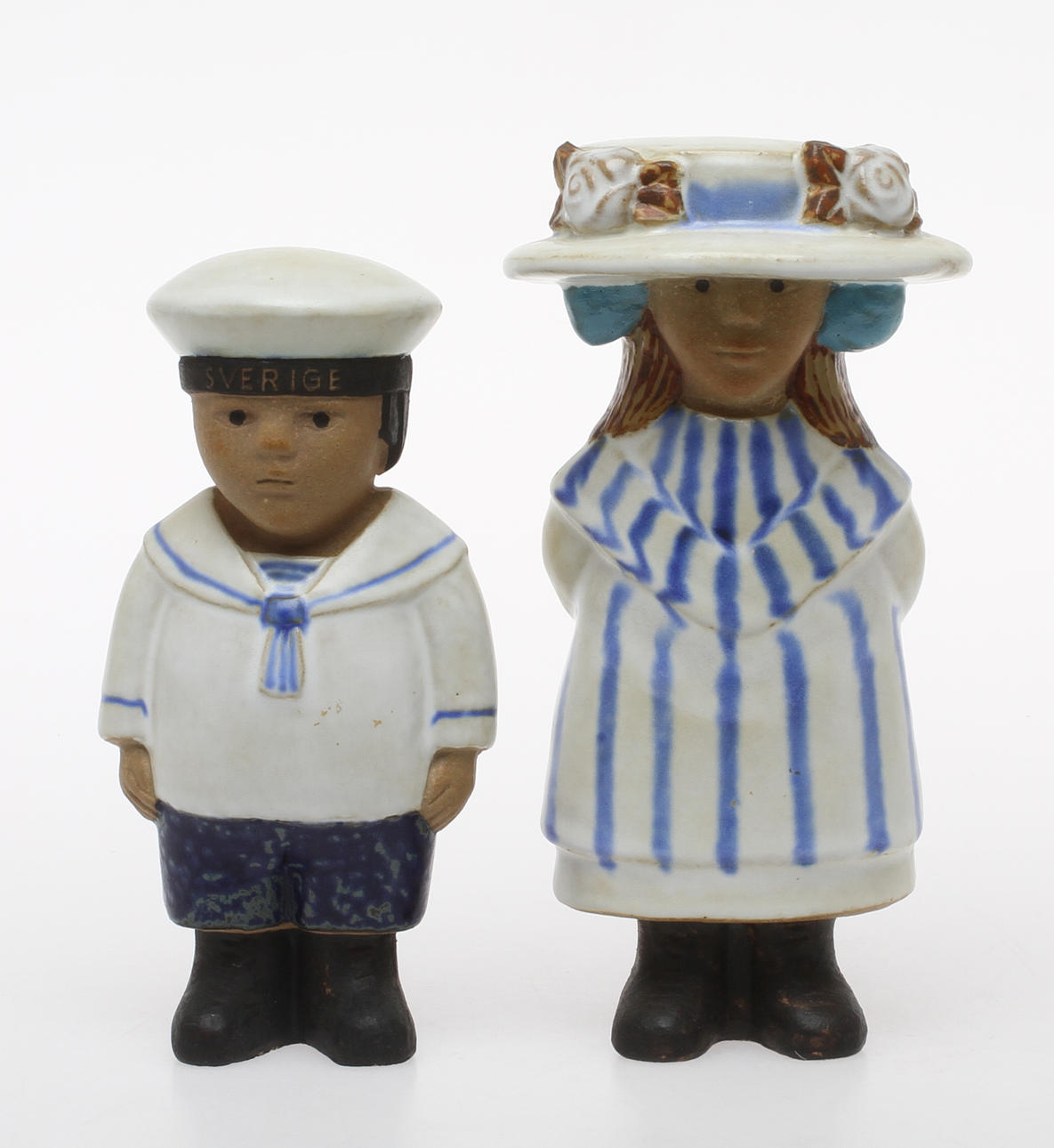 FIGURINER 2 st, stengods, "Viktoria" samt "Gustav" ur serien Sekelskifte, Lisa Larson.