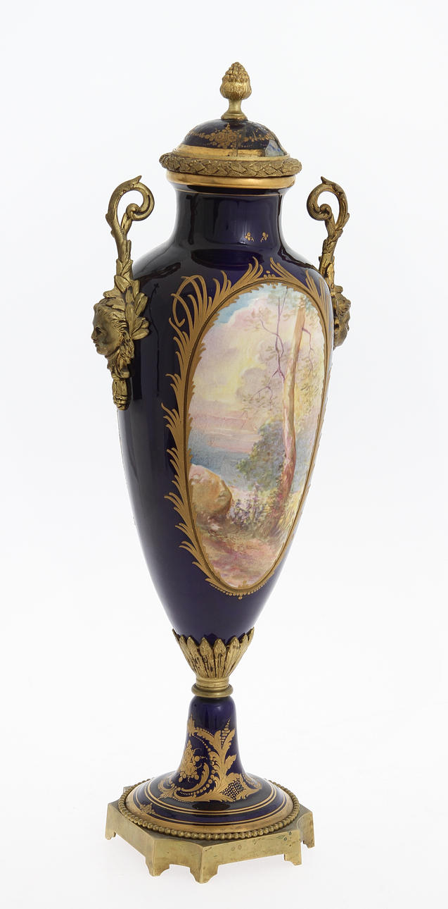 URNA MED LOCK, porslin med bronsmonteringar. Frankrike 1800-talets slut. Med Sèvresliknande märke.