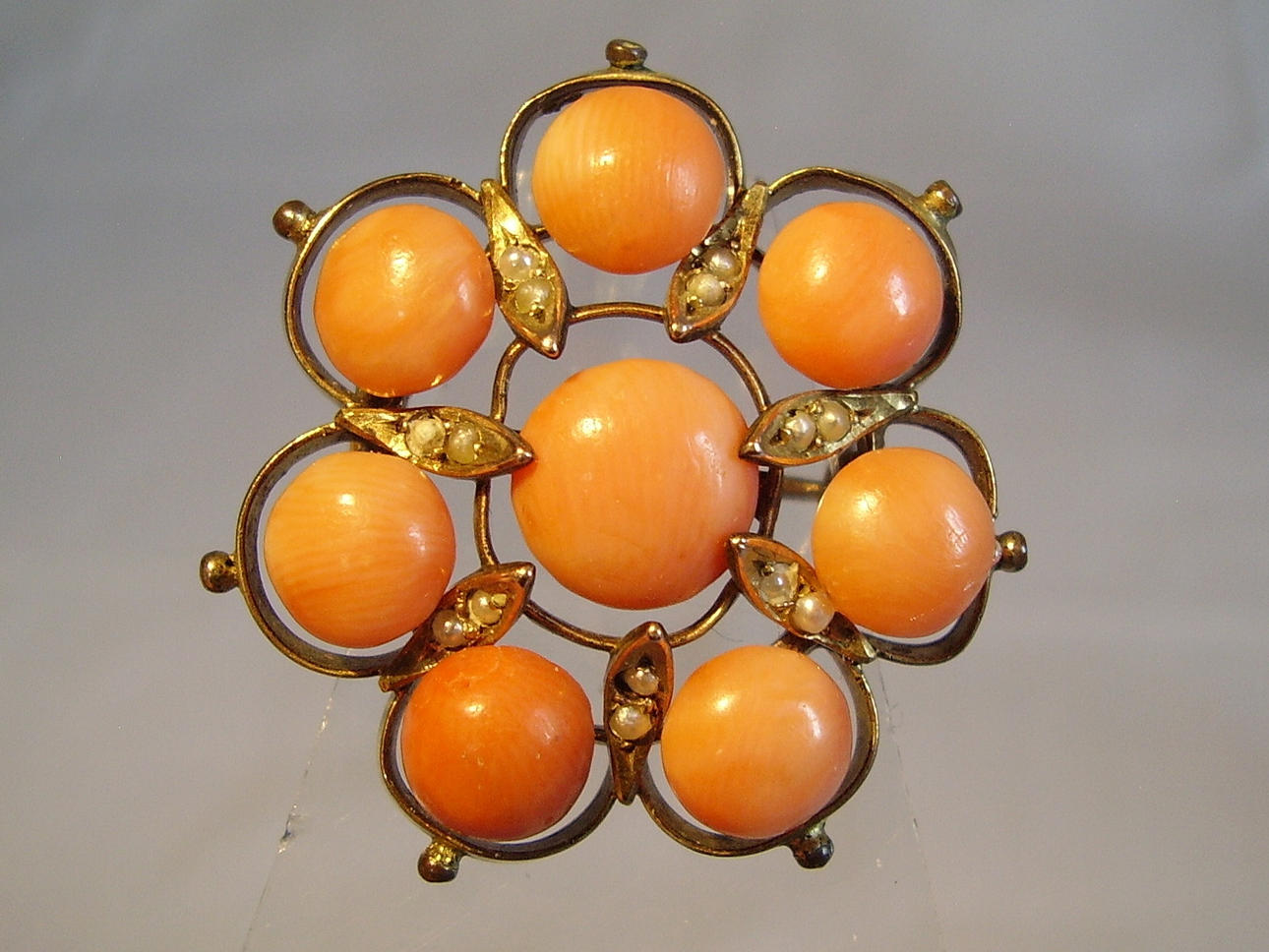 BROCHE DE CORAL ANTIGUO.