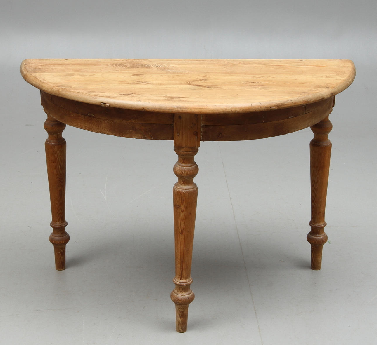 HALVMÅNEBORD, 1800-talets slut.