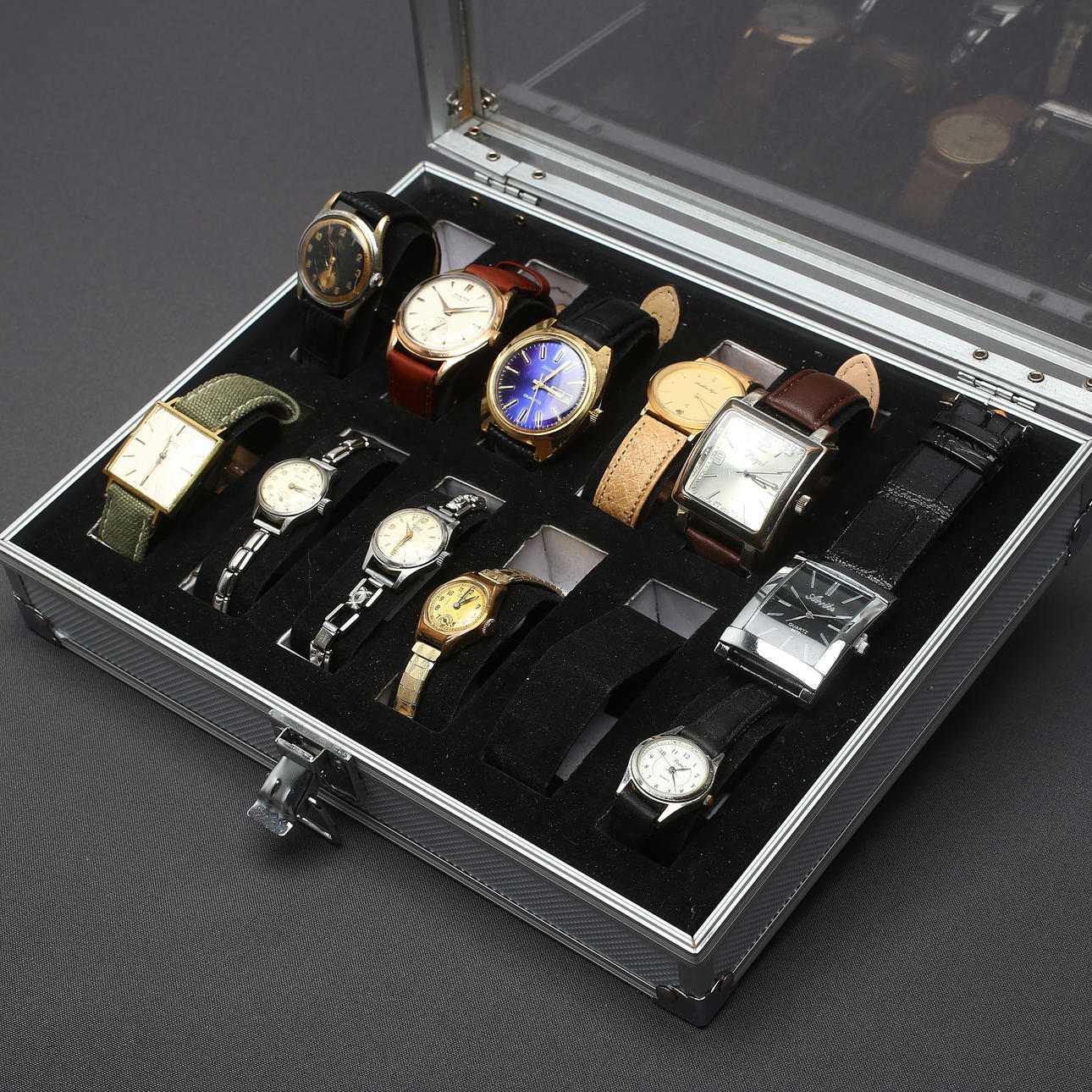 DAM- och HERRARMBANDSUR, 11 st, i display klockbox.