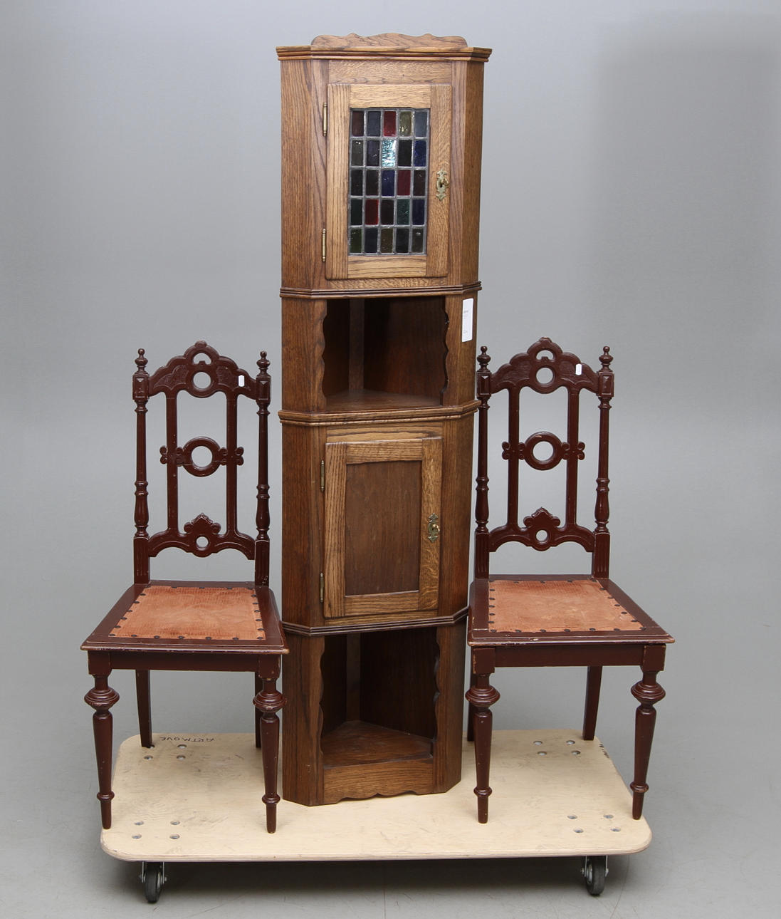 MÖBLER, 3 del, 2 st stolar samt hörnskåp.