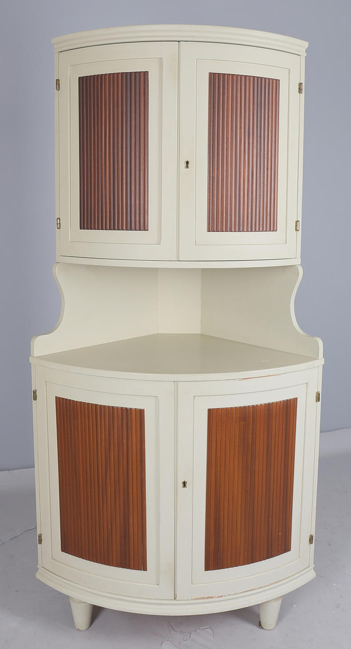 HÖRNSKÅP i Gustaviansk stil. 1900-tal.