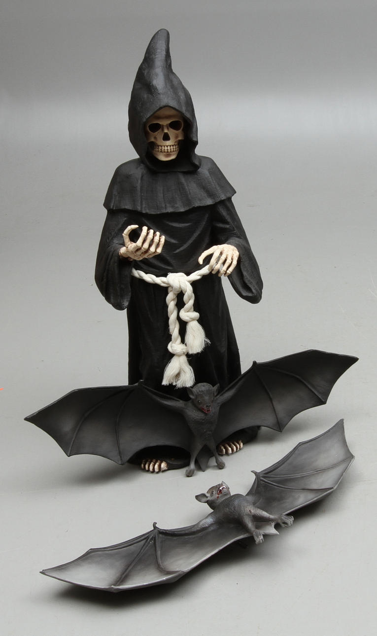 GOLVFIGUR i form av liemannen samt VÄGGDEKORATIONER 2 st i form av fladdermöss, 1900/2000-tal.