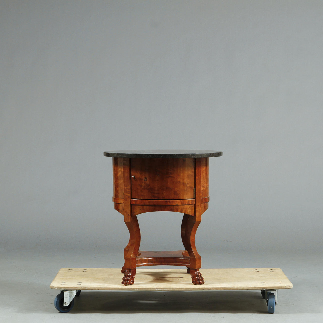 TABELLE, rund, 20. Jahrhundert.