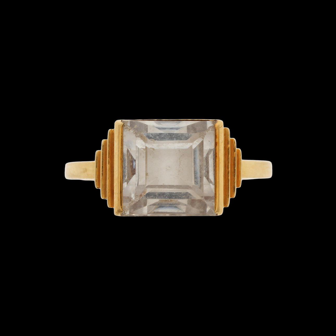 WIWEN NILSSON. Lund 1946. Ring, 18k guld med fasettslipad bergkristall. Vikt ca 8,8 gram.