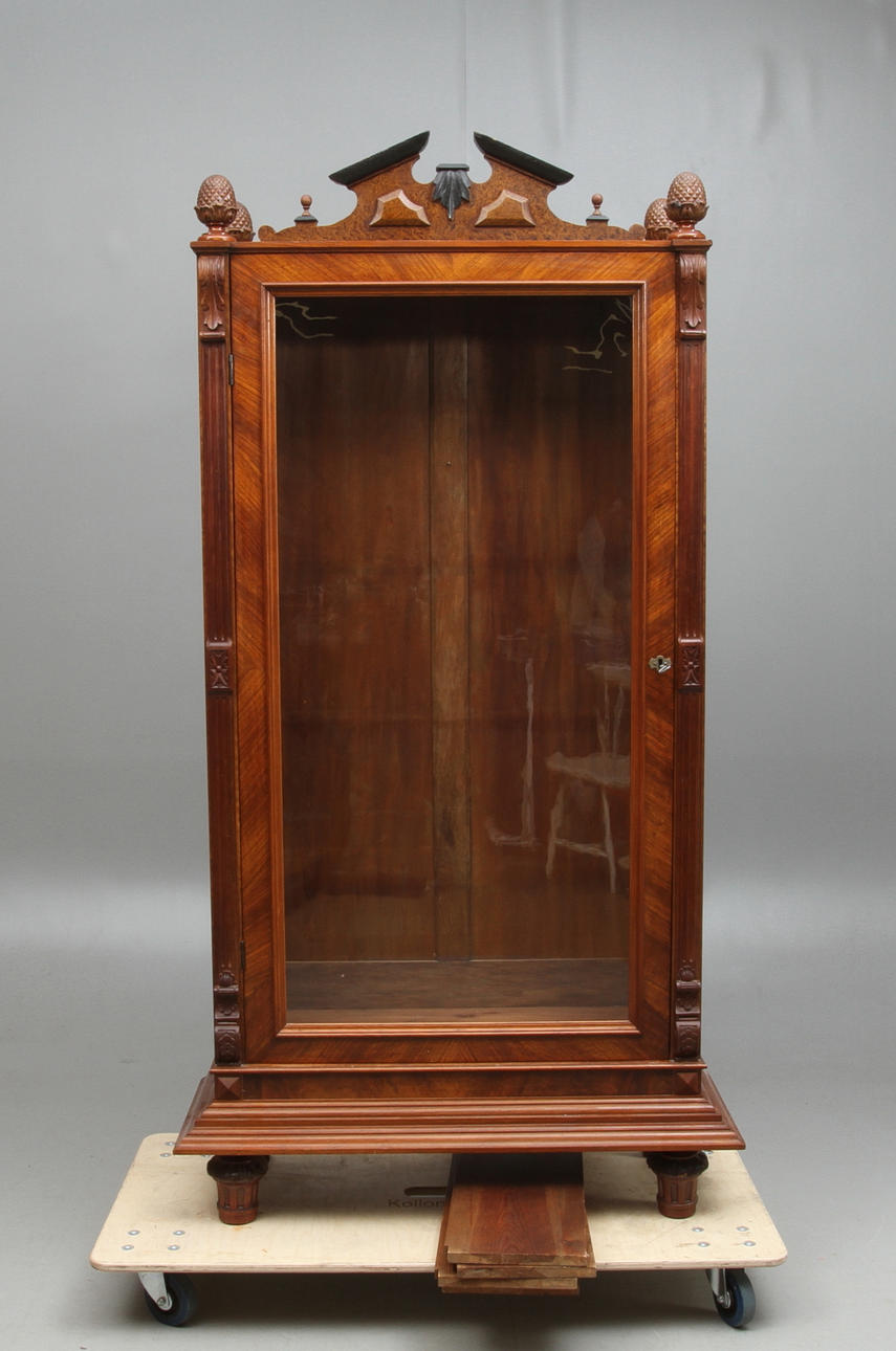 VITRINSKÅP, omkring år 1900.