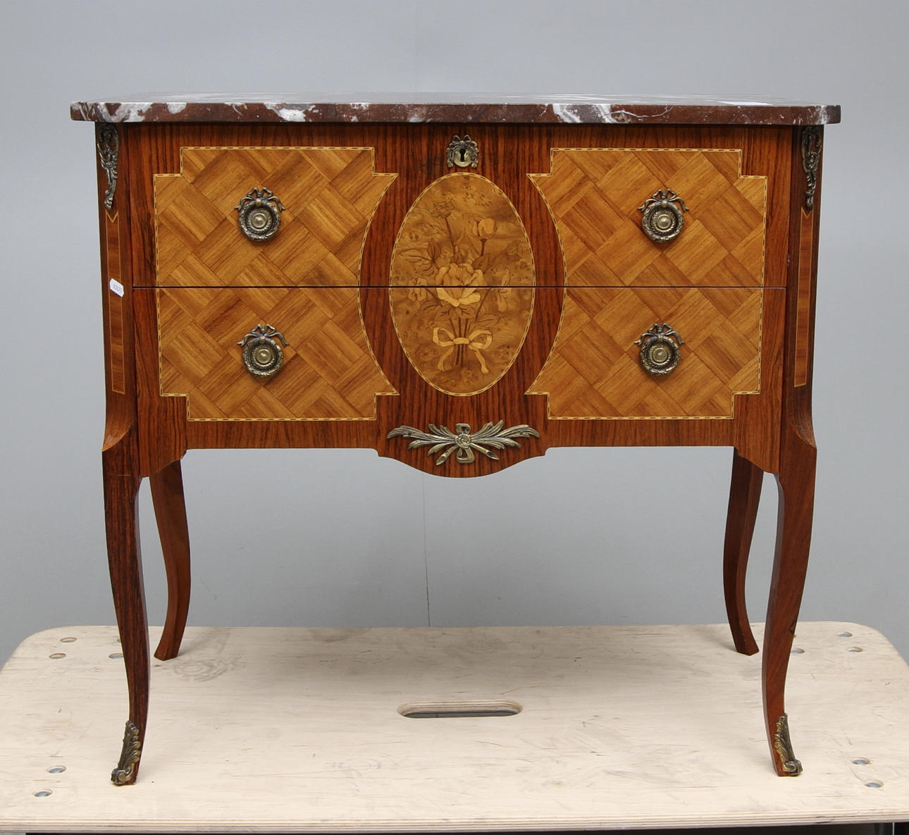 BYRÅ med stenskiva, sent 1900-tal.