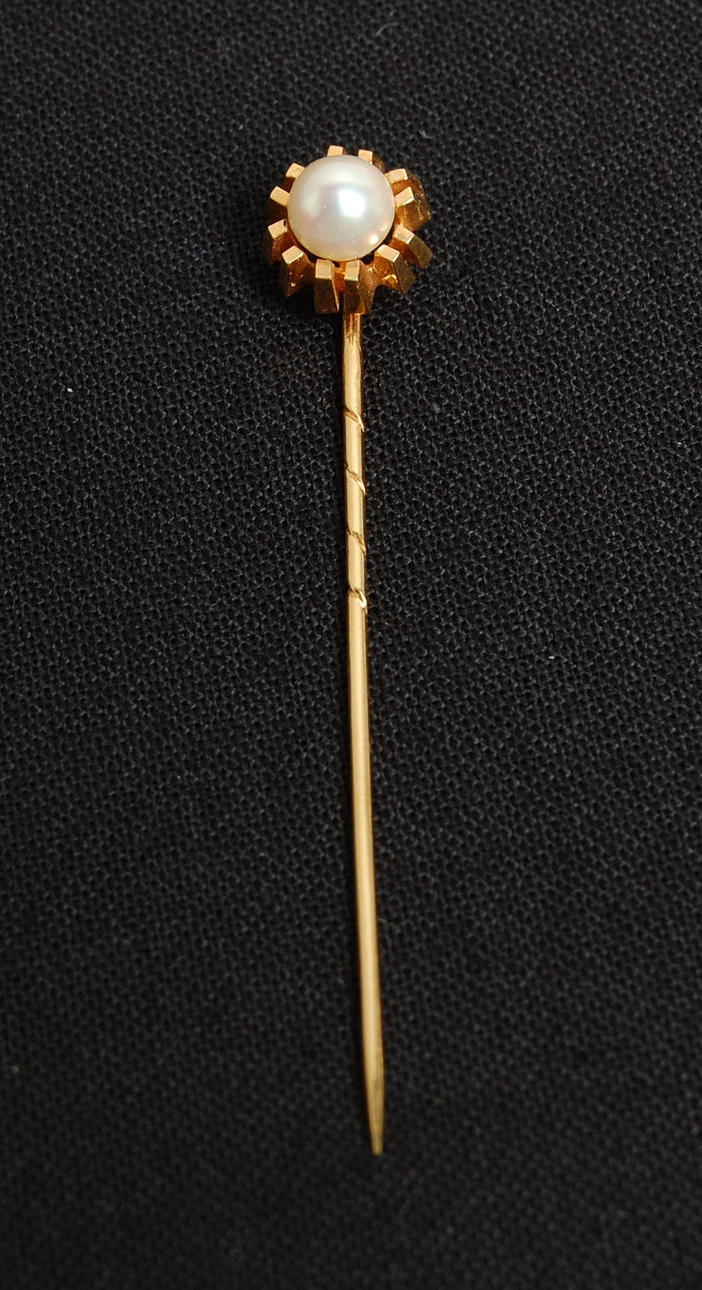 SJALNÅL, 18 K guld, med pärla.