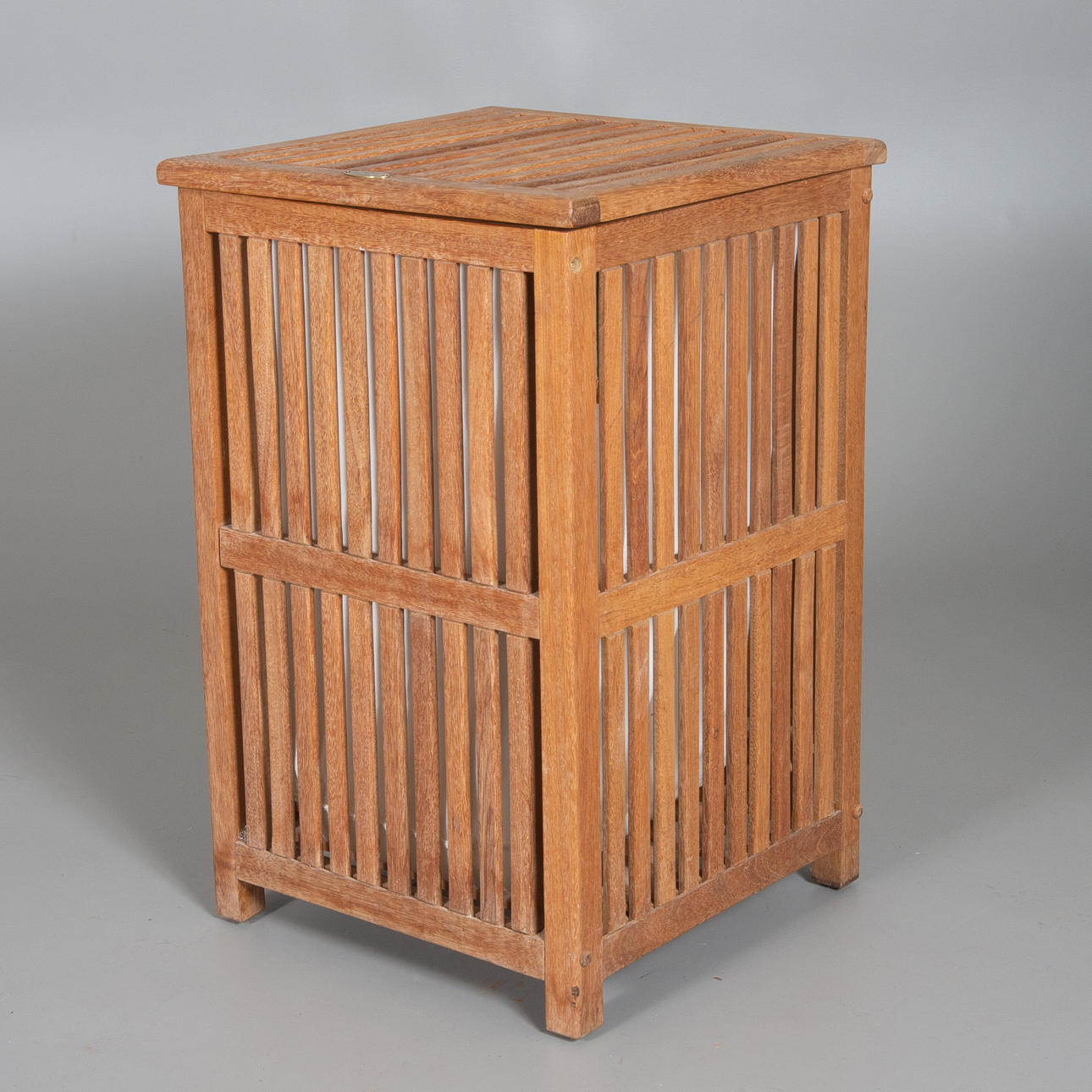 CESTA PARA LA ROPA, Royal Basic Collection.