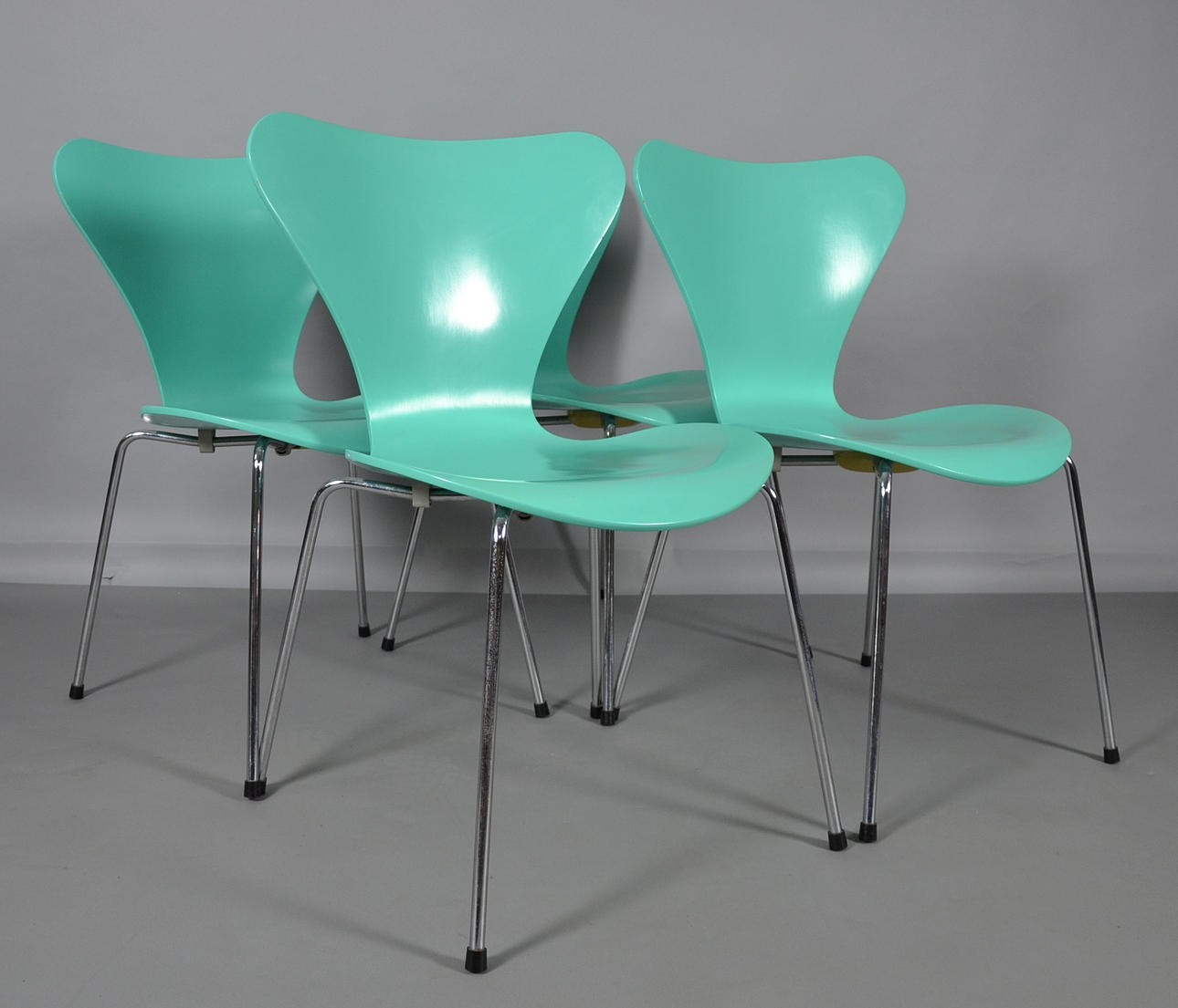 ARNE JACOBSEN. 4 SILLAS MODELO 3107.