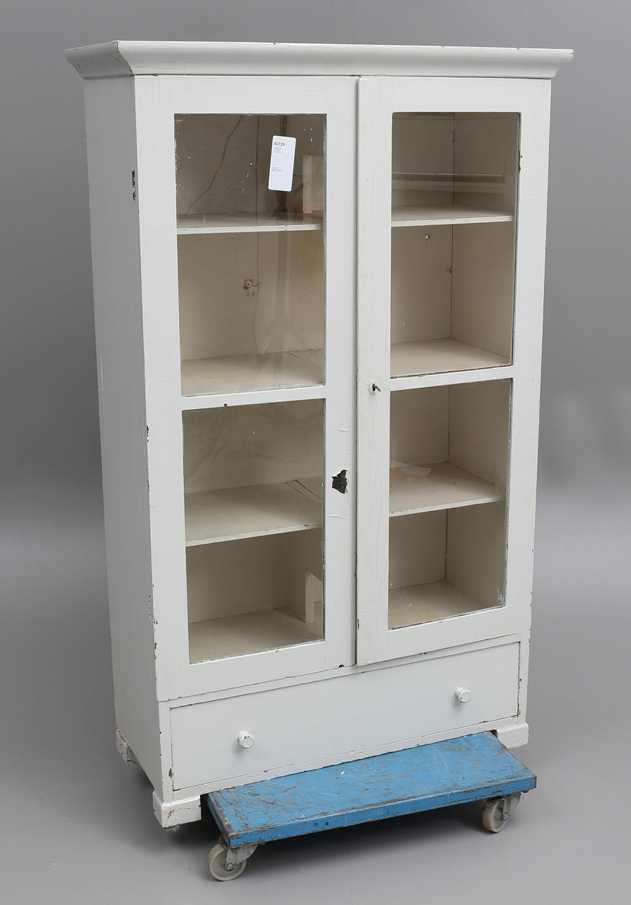 VITRINSKÅP, 1900-talets första kvartal.