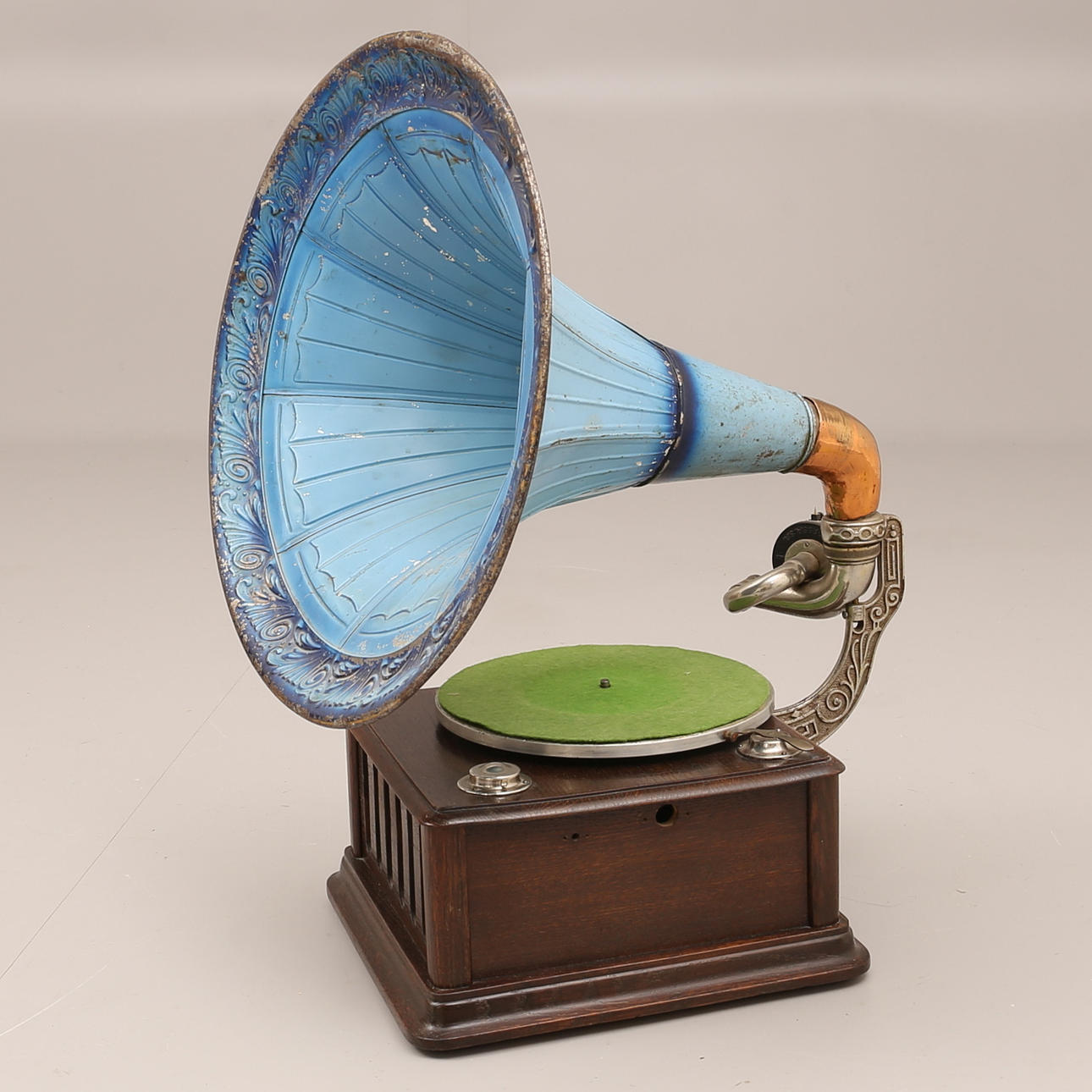 GRAMÓFONO DE EMBUDO, de hojalata y madera.