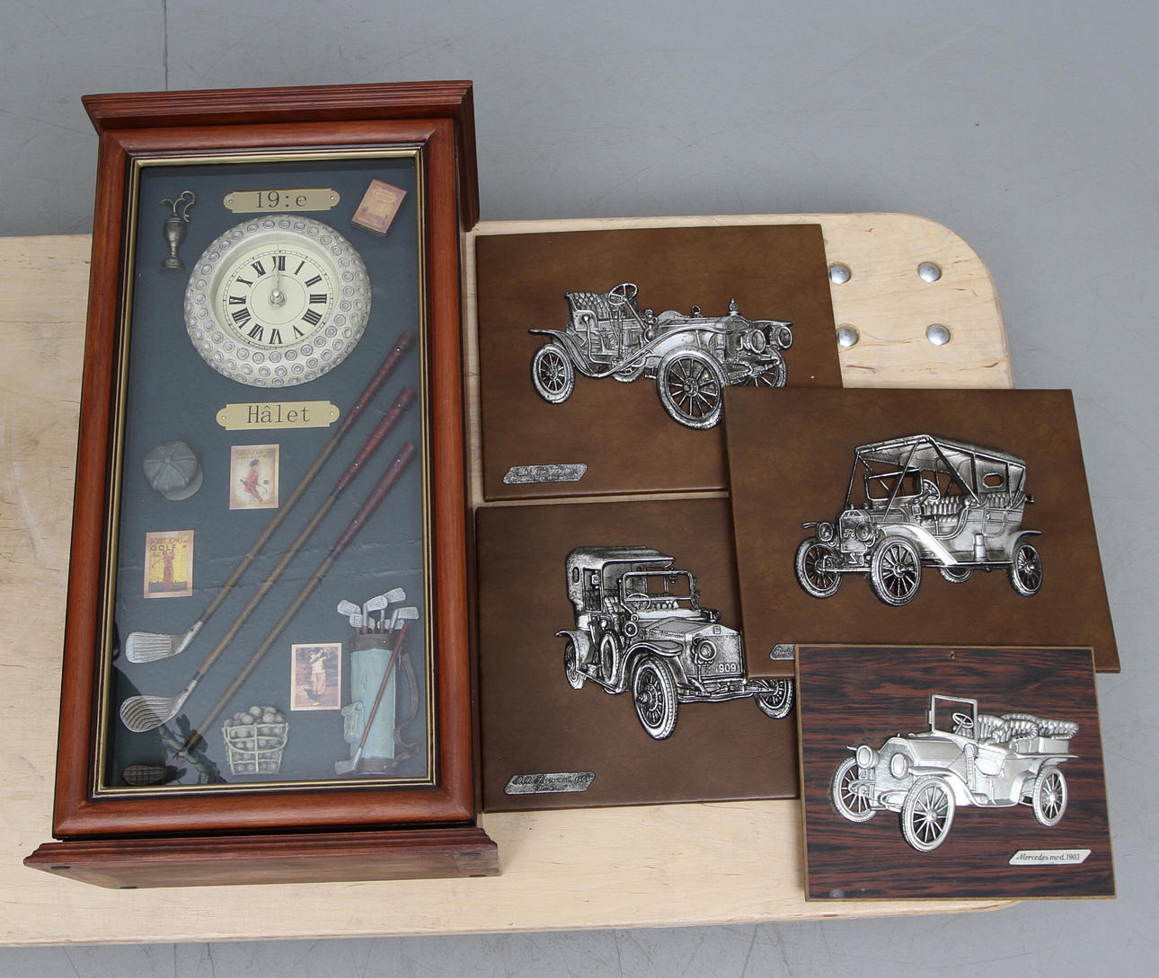 SKÅP MED KLOCKA samt RELIEFER, 4 st.