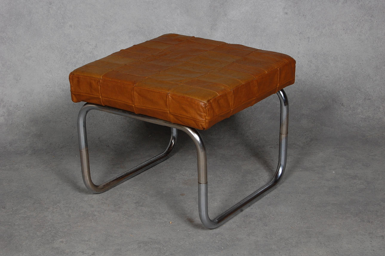 TABURETT, klädd i skinn, 1950-60-tal.