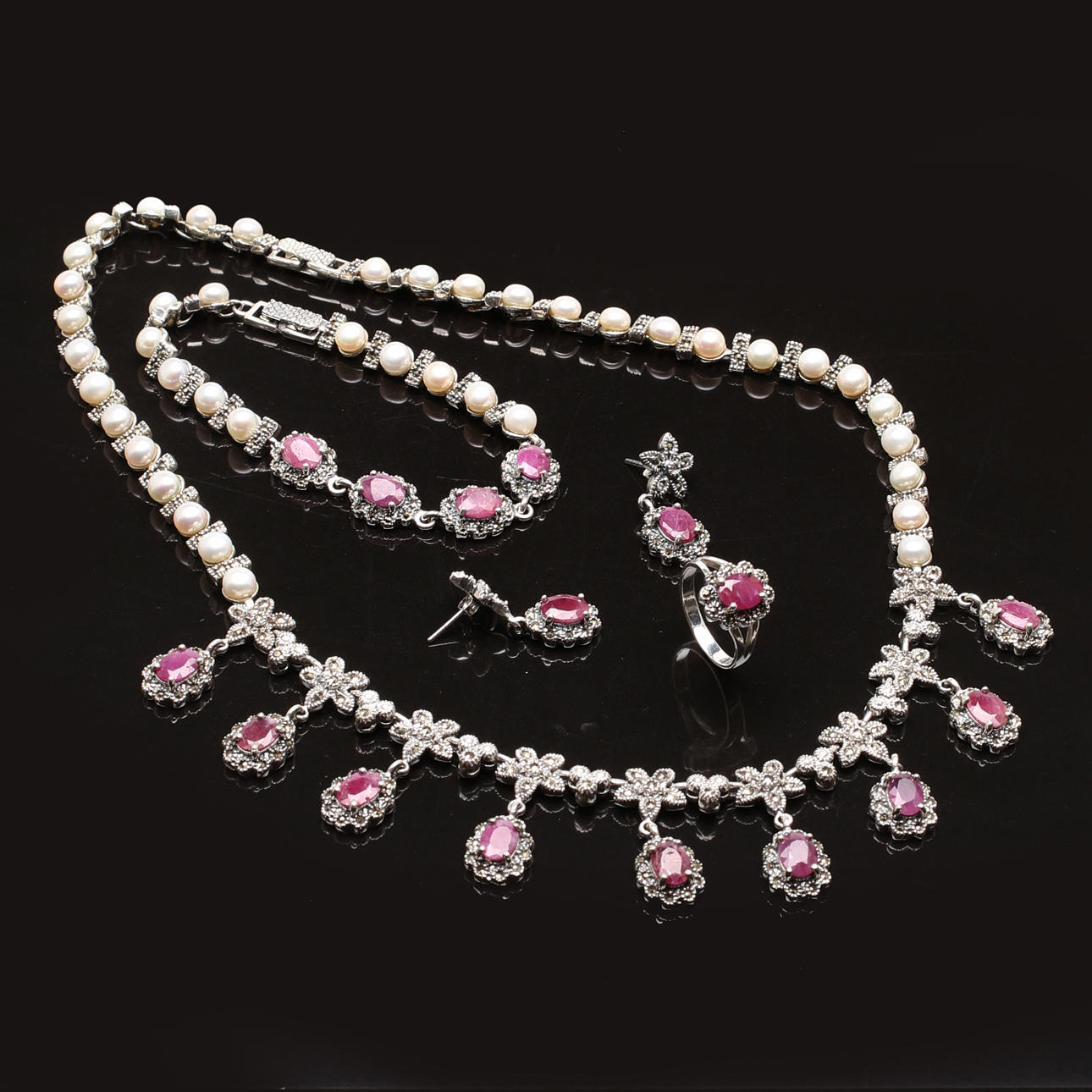 SCHMUCKSET, Silber, Perlen, Markasit und rote Steine.