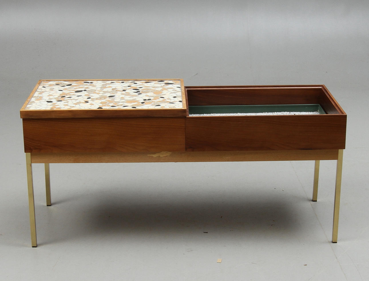 BLOMBORD med plåtinsatser, 1900-talets mitt.