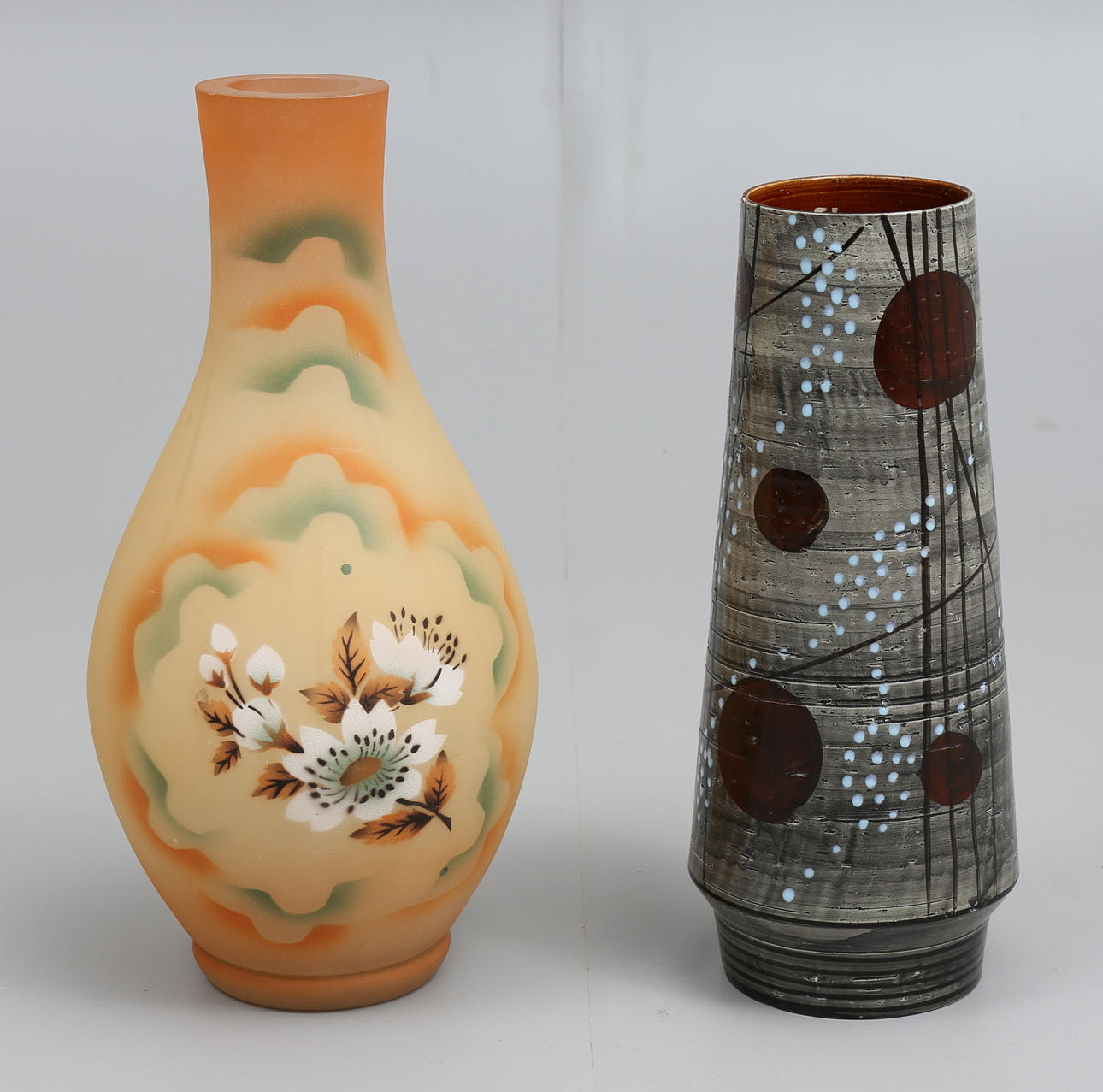 GOLVVASER, 2 st, glas och keramik, bla Syco, 1900-talets första hälft/mitt.