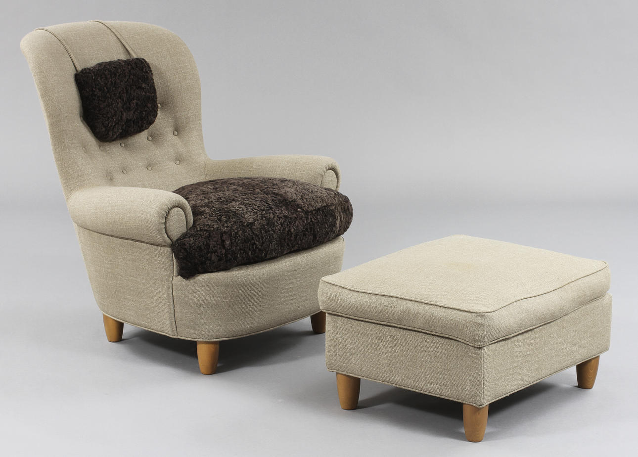 CARL MALMSTEN. Fåtölj med fotpall "Jättepaddan", AB O.H. Sjögren.
