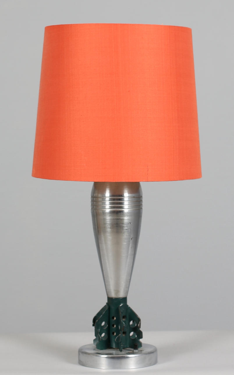 BORDSLAMPA i metall i form av en granat. 1960-tal.