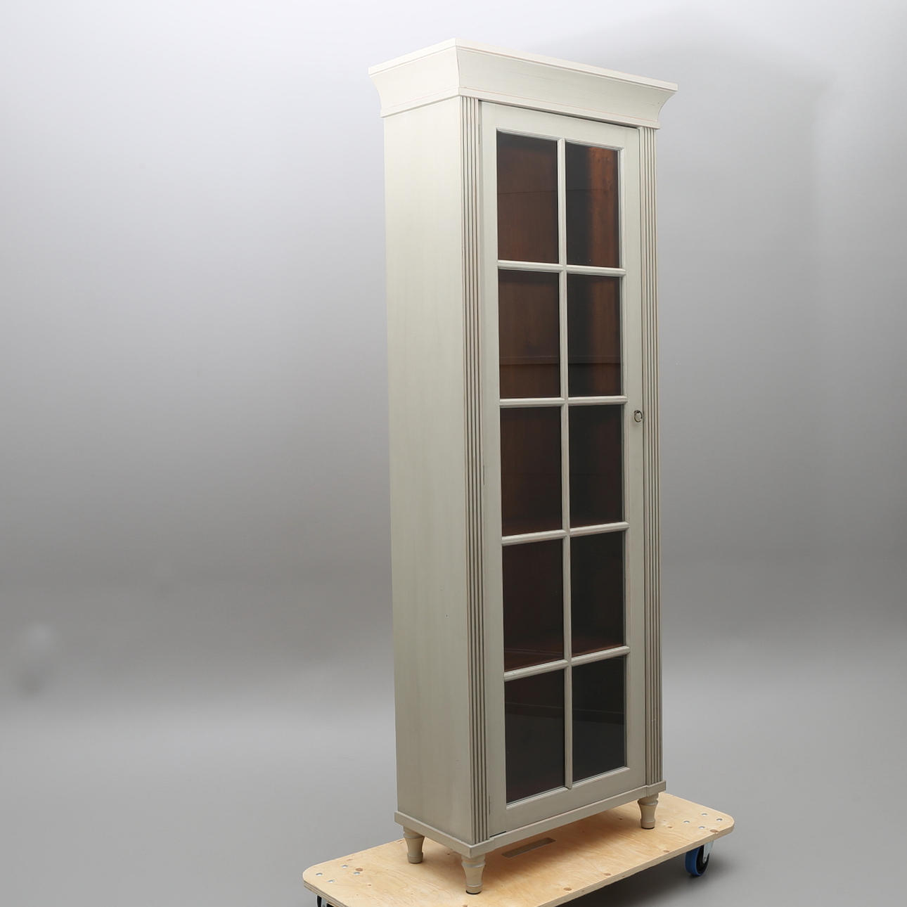 VITRINSKÅP, SAMTIDA TILLVERKNING.