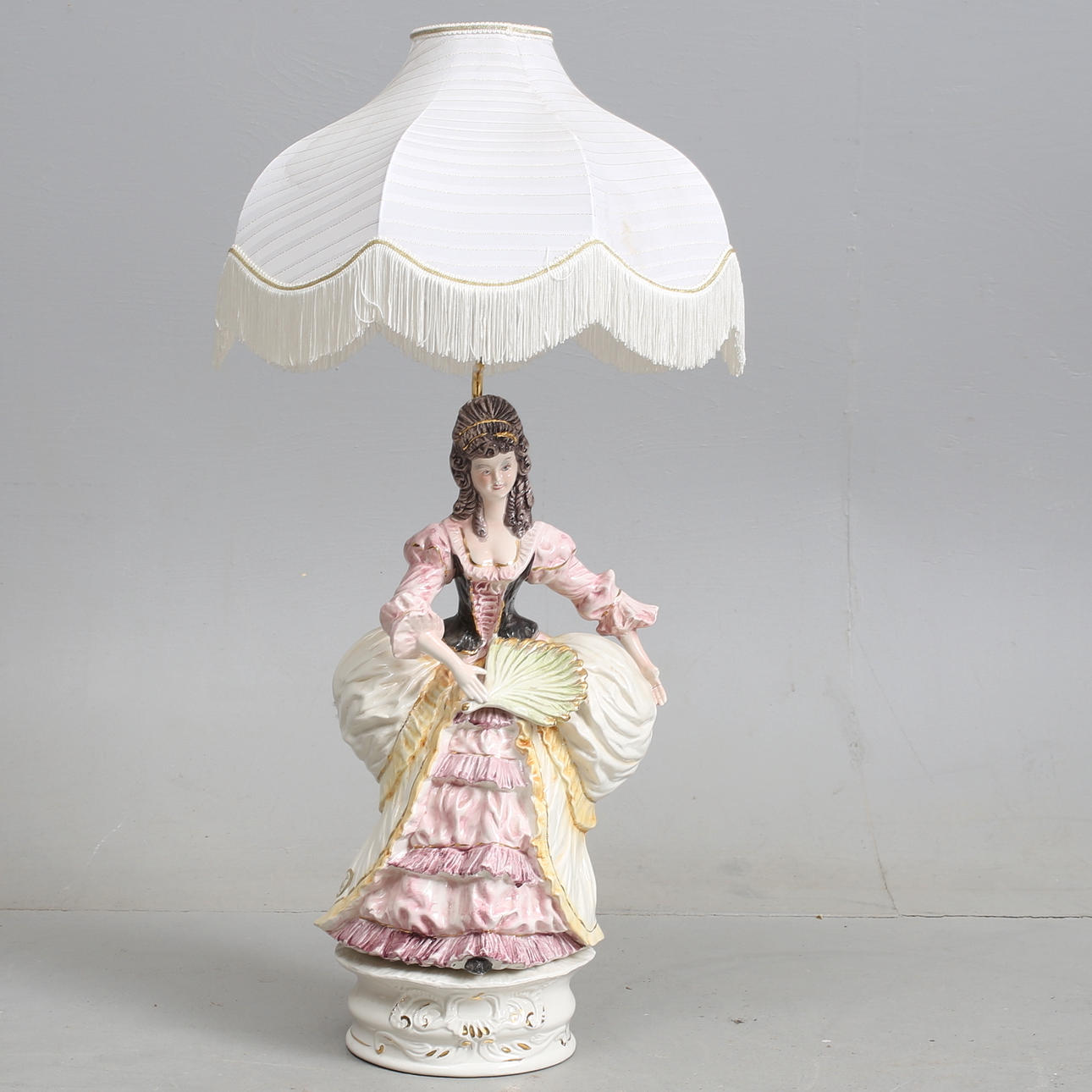 BORDLAMPE, form af kvinde med vifte.