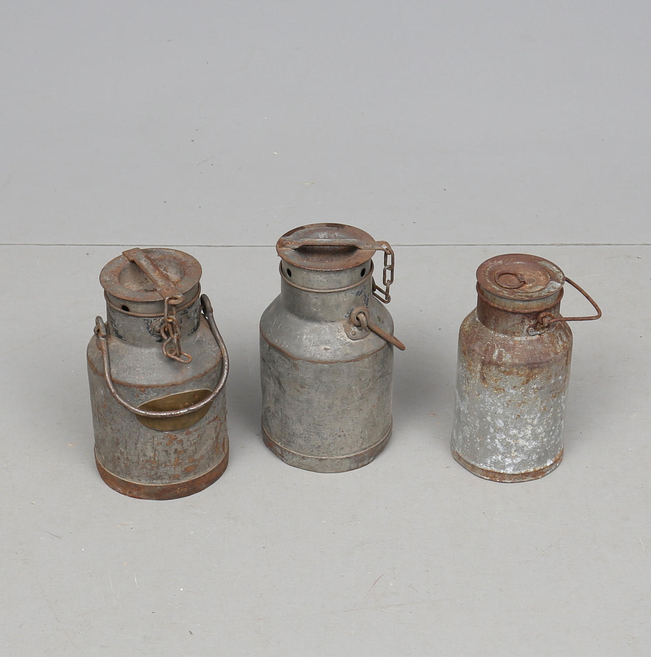 MJÖLKKRUKOR, 3 st, 1900-tal.