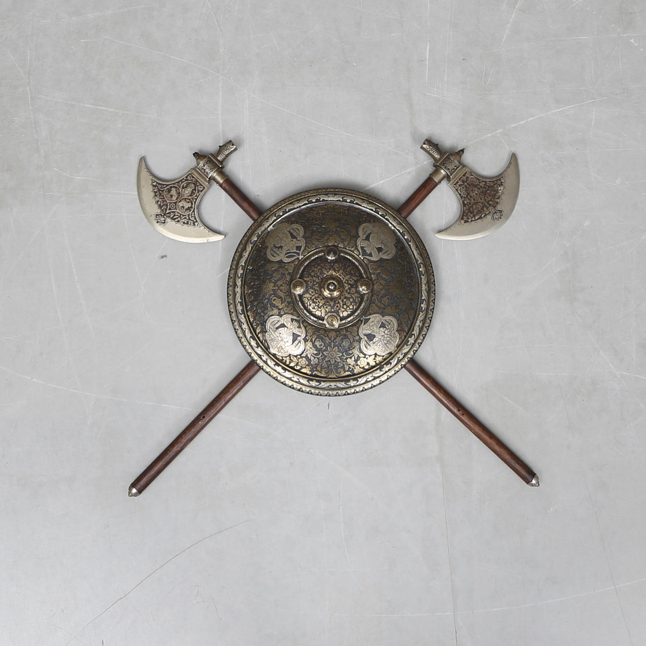 VÄGGDEKORATION, yxor/sköld, 1900-tal.