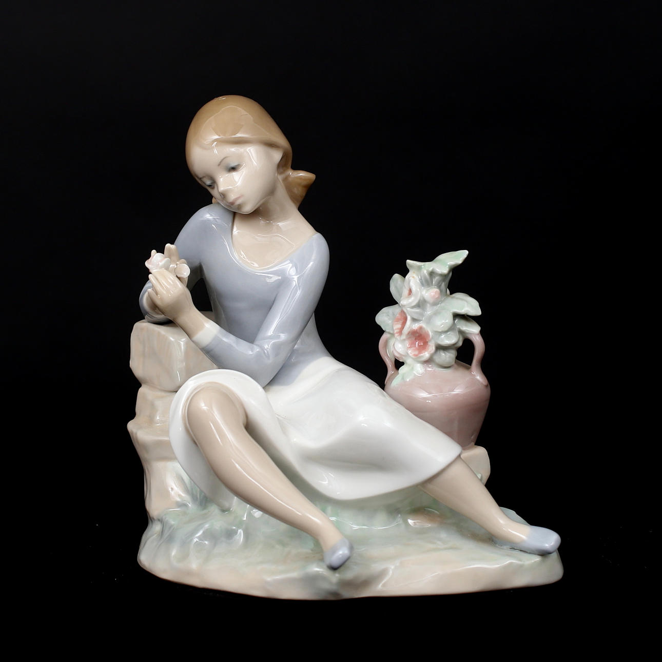 FIGURIN, porslin, flicka med blomma, Lladro, Spanien.