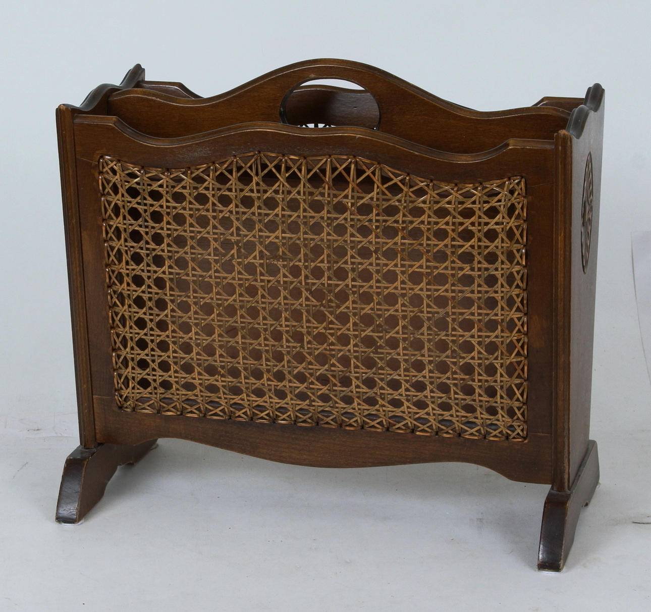 TIDNINGSSTÄLL, trä och rotting.