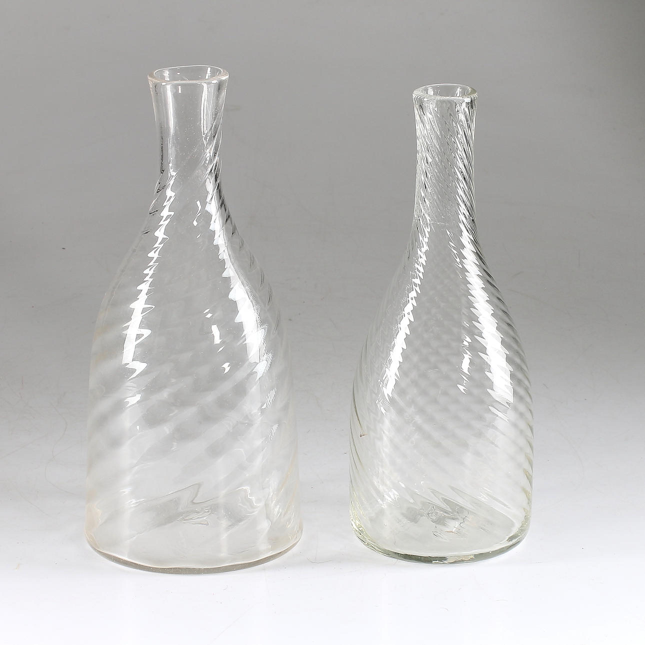 KARAFFER, 2 st, glas, munblåsta, 1800-tal.