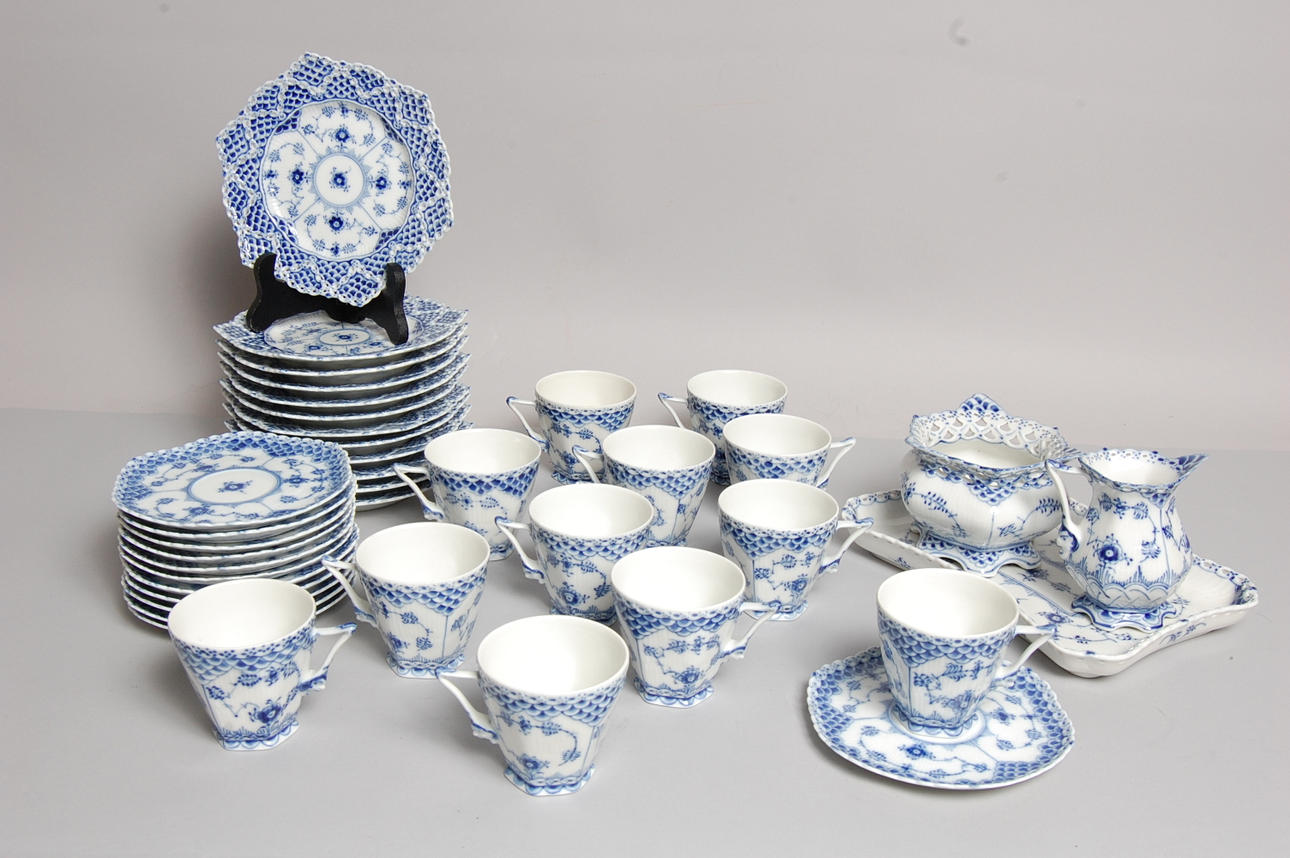 KAFFESERVIS, 39 delar Musselmalet, helblond, halvblond.