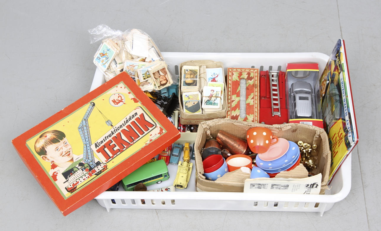 LEKSAKER, bl.a. plåtbilar.