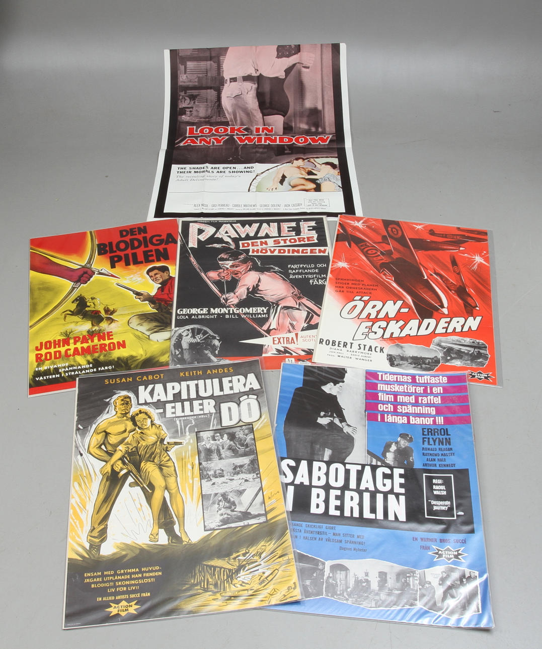 FILMAFFISCHER, 11 st, bla "Terror i Västern" (Robert Taylor), "Sabotage i Berlin" (Errol Flynn och Ronald Reagan), samt "Örneskadern" (Robert Stack).