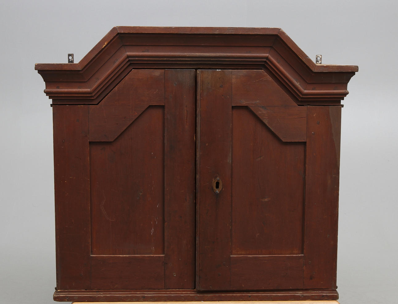 HÄNGSKÅP, allmoge, 1800-tal.