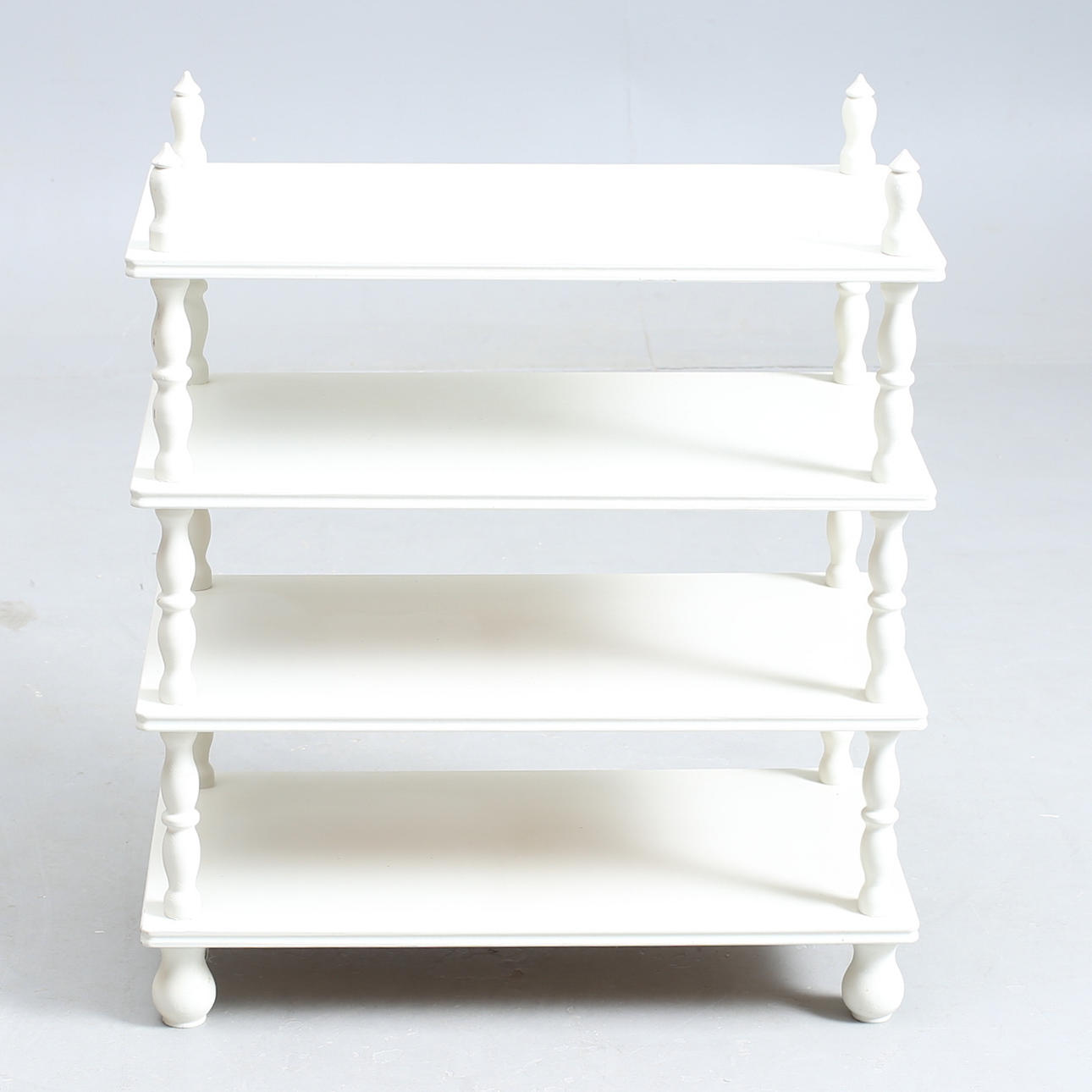 BOKHYLLA, svarvade ben, vitmålad.