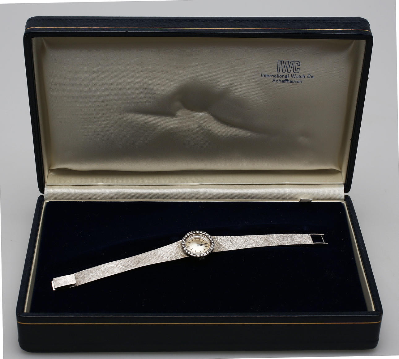 DAMARMBANDSUR MED DIAMANTKRANS, vitguld, 18K, 1900-talets mitt, International Watch Co, Schaffhausen, Schweiz.