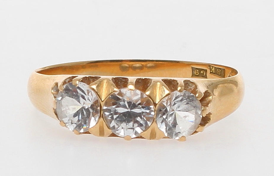 RING, 18k guld med tre vita stenar, Hov Svedboms Guldsmeds AB Vetlanda 1957. Vikt 3,8 gram.