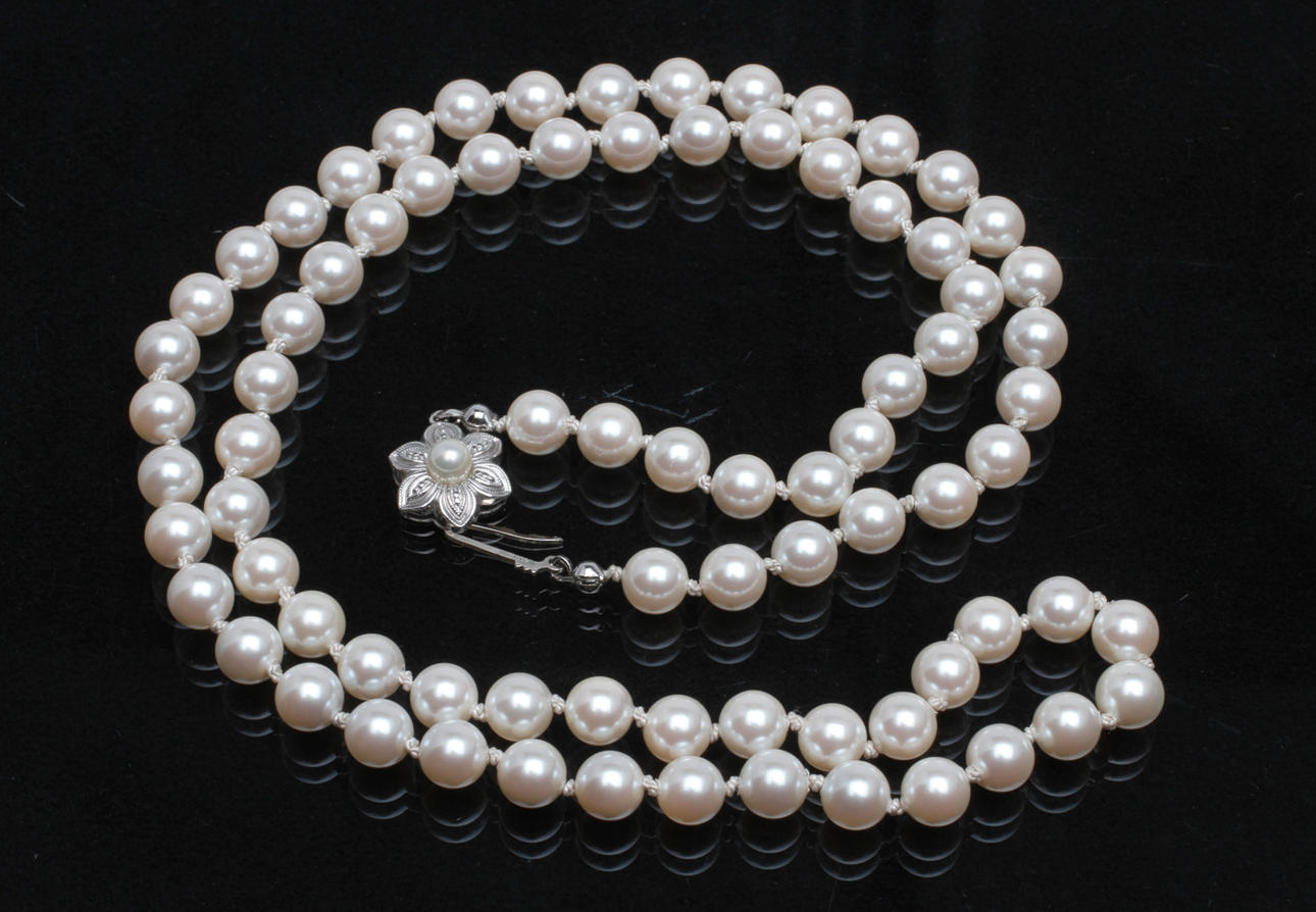 COLLIER, Elita, snäckskalspärlor och silverlås.