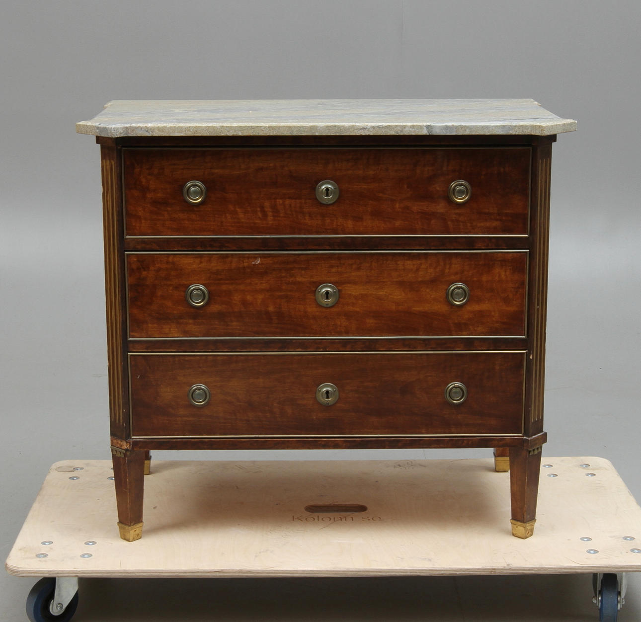 BYRÅ med stenskiva, gustaviansk stil, 1900-tal.